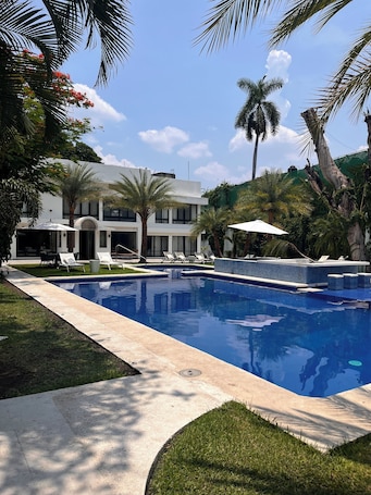 Outdoor pool. Hotel Boutique Casa Ceibas