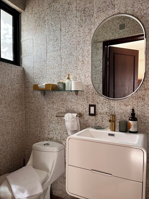 Deluxe Double Room, Patio | Bathroom | Shower, towels, soap, shampoo - Hotel Boutique Casa Ceibas (Cuautla)