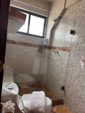Suite Supérieure, vue piscine | Salle de bain | Douche, serviettes fournies, savon, shampoing