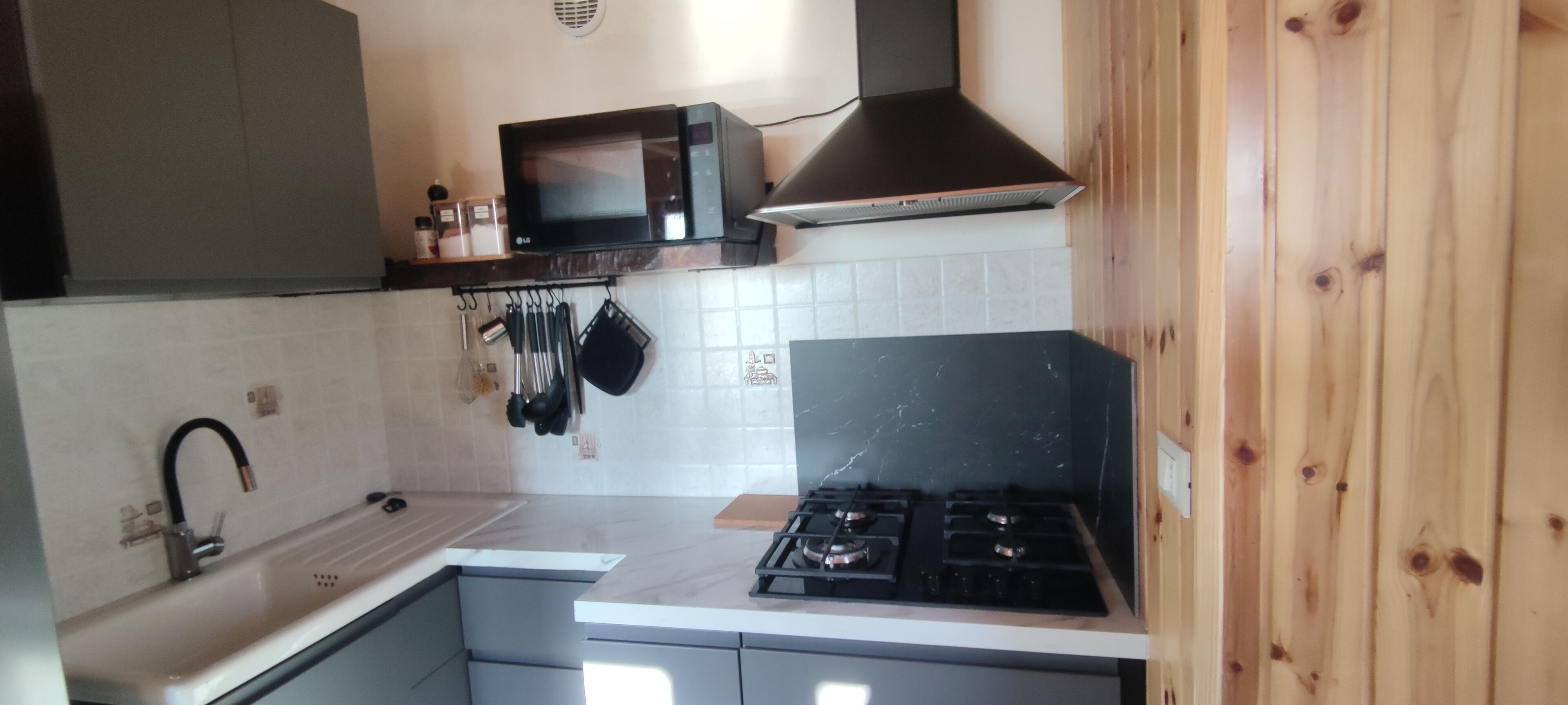 Réfrigérateur, micro-ondes, plaque de cuisson, bouilloire électrique