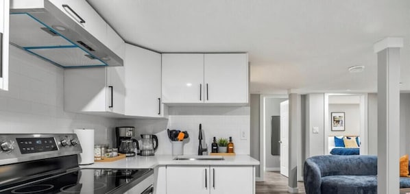 Réfrigérateur, four à micro-ondes, un four, surface de cuisson