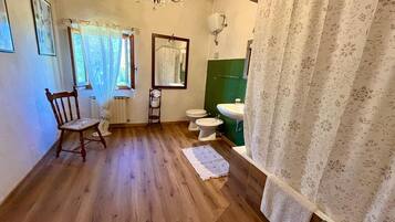 Asciugacapelli, bidet, asciugamani, sapone