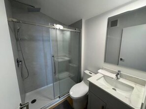 Sèche-cheveux, serviettes fournies, savon, shampoing
