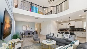 ハウス (5 Bedrooms) | リビング エリア | 50 インチのテレビ (ケーブル放送視聴可)