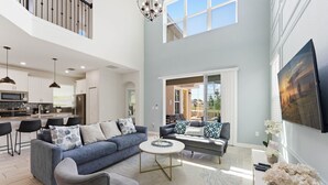 ハウス (5 Bedrooms) | リビング エリア | 50 インチのテレビ (ケーブル放送視聴可)
