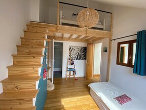 4 bedrooms, iron/ironing board - House in the Parc des Volcans d'Auvergne, near Puy de Dome (Saint-Genès-Champanelle)