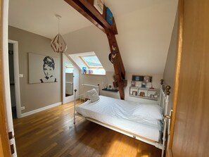 4 habitaciones y tabla de planchar con plancha 