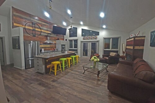 Forested 3/BR-Bth, patio & Lanai, movie & billiards rms, chef's kitchen,close by