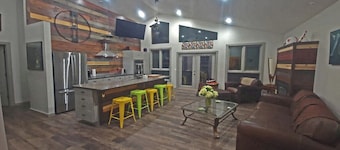 Forested 3/BR-Bth, patio & Lanai, movie & billiards rms, chef's kitchen,close by