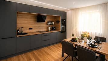 Wasserkocher mit Kaffee-/Teezubehör, Kühlschrank, Mikrowelle, Ofen