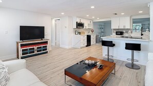 Eine moderne Wohnung mit Wohnzimmer, Küche und Essbereich.