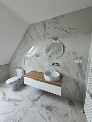 Shower, hair dryer, towels, toilet paper - Modern house between land and sea (Santec)