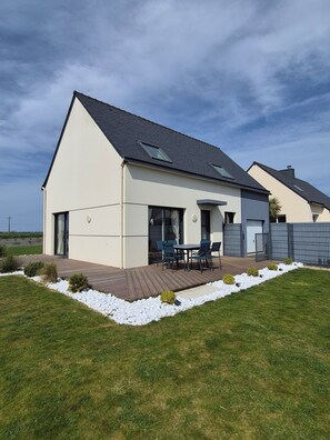 Exterior - Modern house between land and sea (Santec)