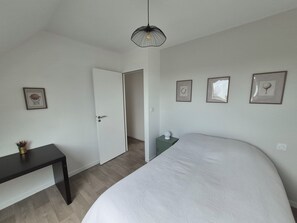 Iron/ironing board, bed sheets - Modern house between land and sea (Santec)