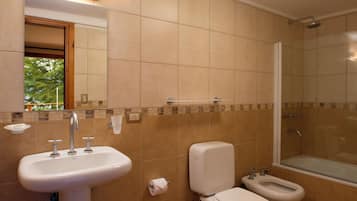 Combined shower/bathtub, hair dryer, soap, shampoo