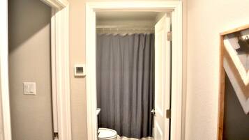 Secadora de cabello, toallas, jabón, papel de baño