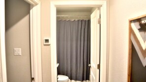 Hair dryer, towels, soap, toilet paper - Peaceful 2-bedroom private suite, w/trails, shops, rivers in safe upscale area (Georgetown)
