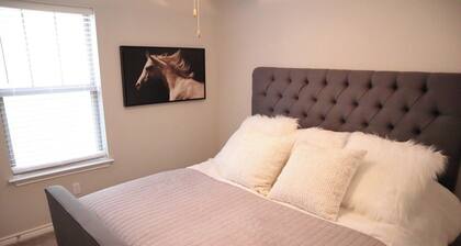 Peaceful private suite, w/trails, shops, rivers in safe upscale area