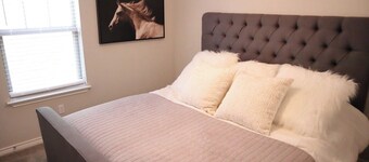 Peaceful private suite, w/trails, shops, rivers in safe upscale area