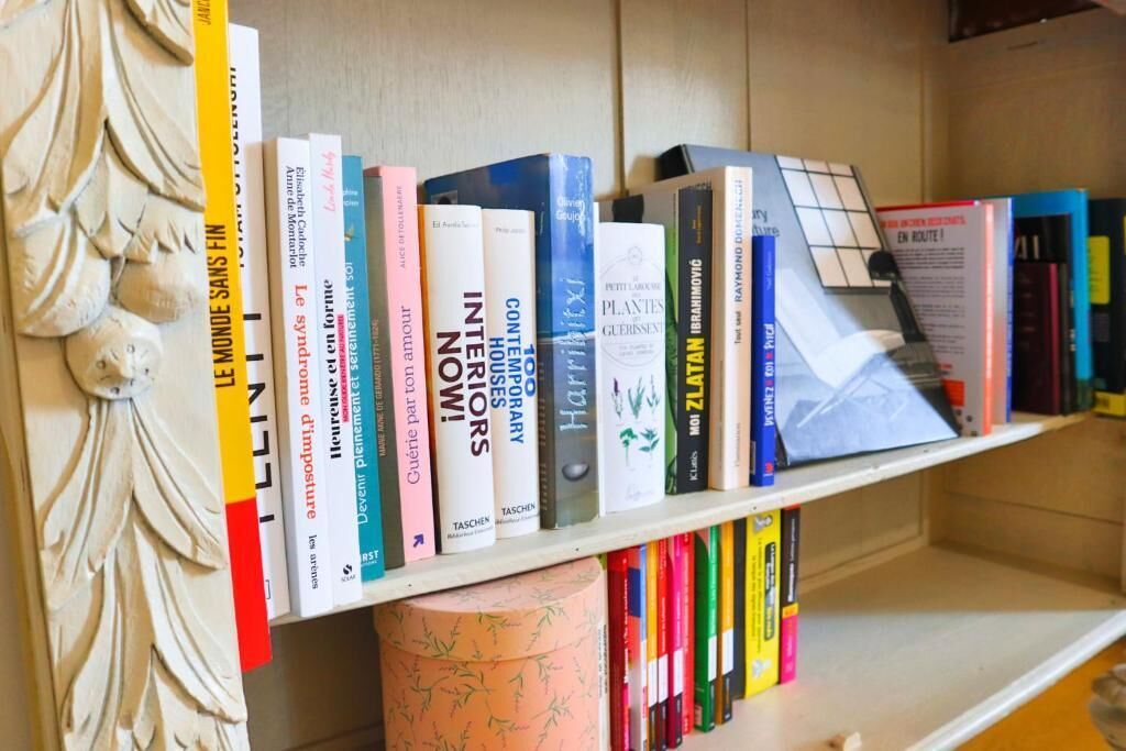 Ein Bücherregal mit verschiedenen Büchern, einige mit erkennbaren Titeln und Autoren.