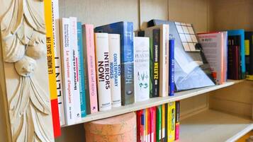 Ein Bücherregal mit verschiedenen Büchern, einige mit erkennbaren Titeln und Autoren.