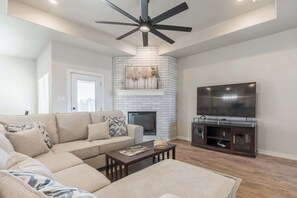 TV - The Carlisle - 3BR/2BA - Family Friendly New Build (Lubbock)