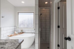 Shower, hair dryer, towels, shampoo - The Carlisle - 3BR/2BA - Family Friendly New Build (Lubbock)
