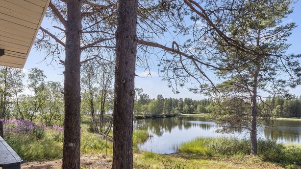 A lakeside view with trees and a wooden deck. - Sevettijärventie 8753 by Interhome (Inari)