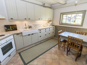 Fridge, microwave, cookware/dishes/utensils - Gammelgård jahtimaja by Interhome (Hämeenlinna)