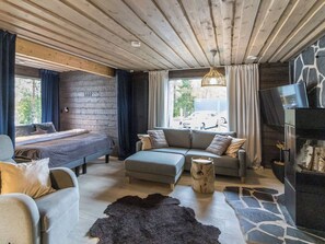 Una habitación acogedora con cama, sofá y chimenea.