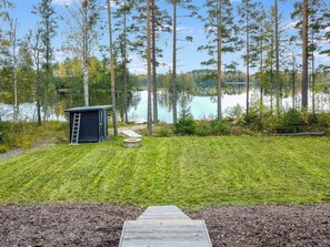 Ein Seegrundstück mit Holzterrasse, einer kleinen Werkstatt und ungehindertem Seeblick.