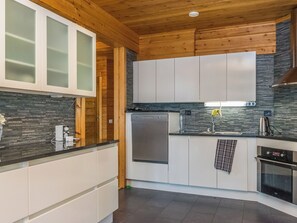 Kühlschrank, Mikrowelle, Geschirrspüler, Kochgeschirr/Geschirr/Besteck