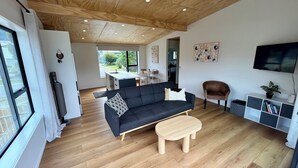 Un salon moderne avec un canapé, une table basse et un meuble pour la télévision.