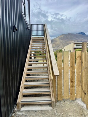 Property grounds - Beautiful lake front home (Queenstown)