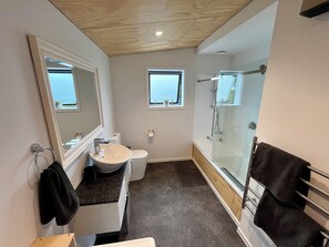 Haartrockner, Handtücher, Seife, Toilettenpapier