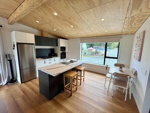 Private kitchen - Beautiful lake front home (Queenstown)