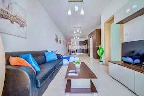 TV - Super Location, St Julians, 2 Bedroom, Paceville APT 7 by Vaganza (San Ġiljan)