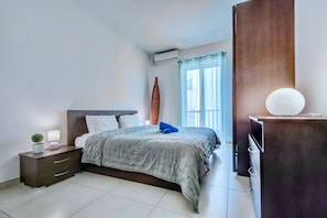 2 bedrooms, desk, iron/ironing board, WiFi - Super Location, St Julians, 2 Bedroom, Paceville APT 7 by Vaganza (San Ġiljan)