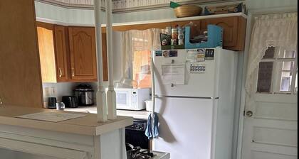 Peaceful 1-bedroom apartment with AC in charming Coraopolis