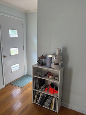 Interior - Peaceful 1-bedroom apartment with AC in charming Coraopolis (Coraopolis)
