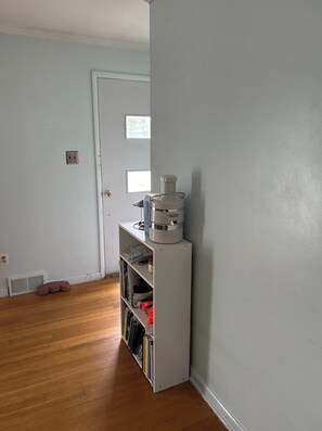 Interior - Peaceful 1-bedroom apartment with AC in charming Coraopolis (Coraopolis)