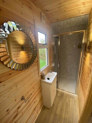Douche, serviettes fournies, savon, shampoing