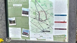 Mapa de los senderos de Lough Garadog, con rutas señalizadas y distancias indicadas.