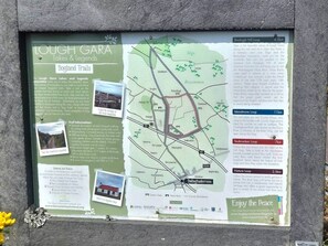 Mapa de los senderos de Lough Garadog, con rutas señalizadas y distancias indicadas.