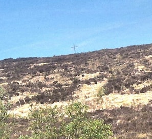 A barren hill with a cross at the top. - Ryeland Pod (Municipal District of Boyle)
