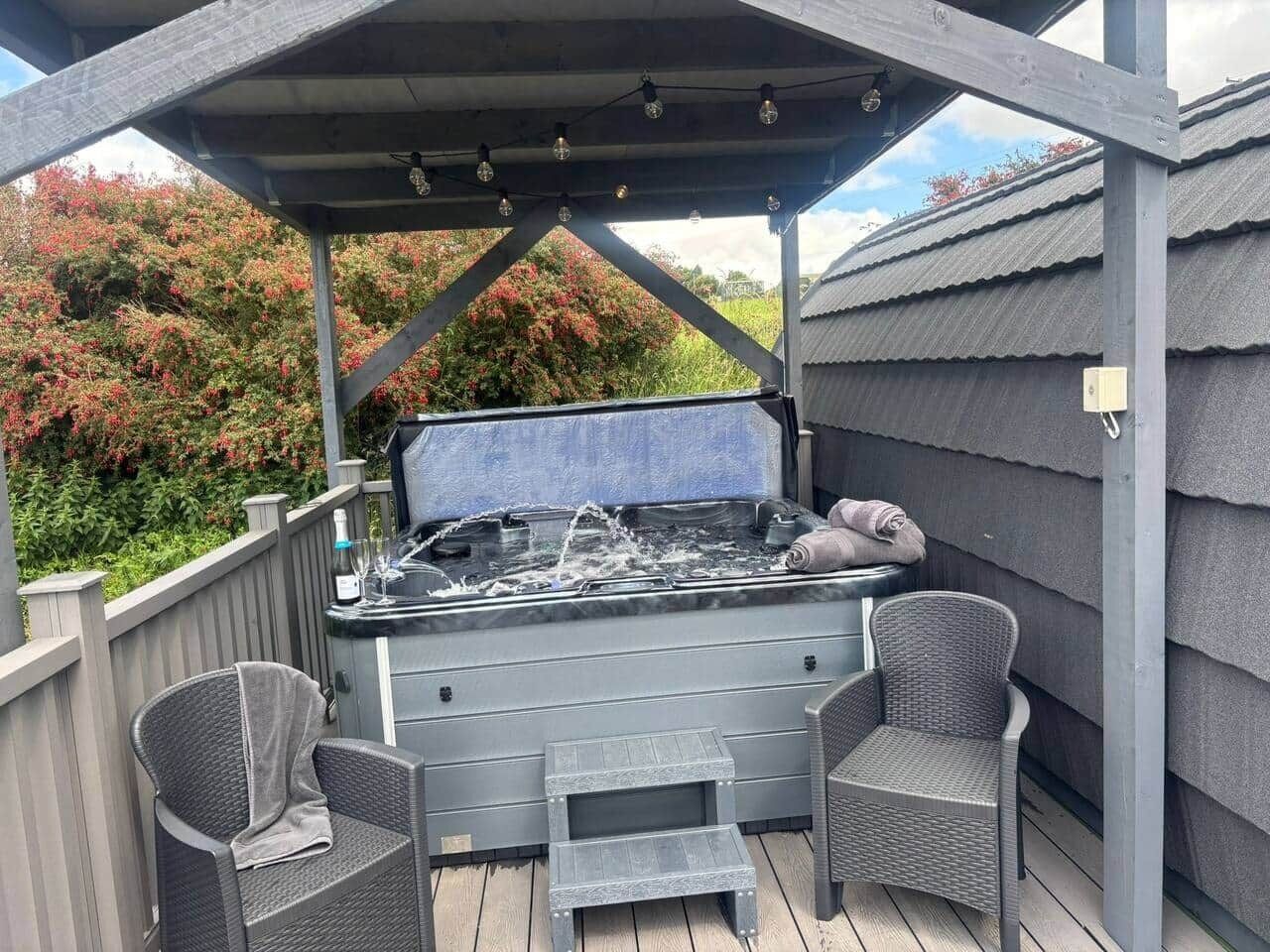 Outdoor spa tub