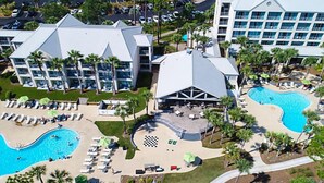 Un hôtel doté de deux piscines, d’un espace couvert et d’un parking.
