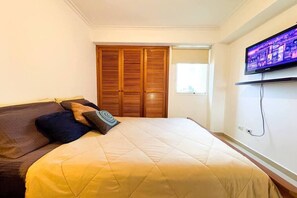3 bedrooms, iron/ironing board, internet, bed sheets