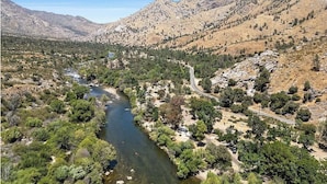 Un río serpentea por un paisaje montañoso con vegetación escasa y terreno rocoso.