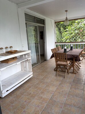 Outdoor dining - Vrbo Property (Le Robert)